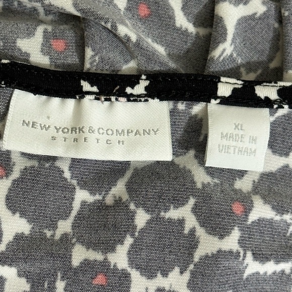 New York & Company sz XL top, tunic in black. White an a tiny bit of red silky - Picture 11 of 13